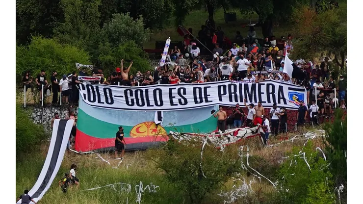 Hinchas de Colo Colo se toman el Cerro Condell para apoyar al Cacique.