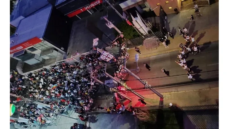 Cientos de hinchas llegaron hasta el Hotel Diego de Almagro para apoyar a Colo Colo