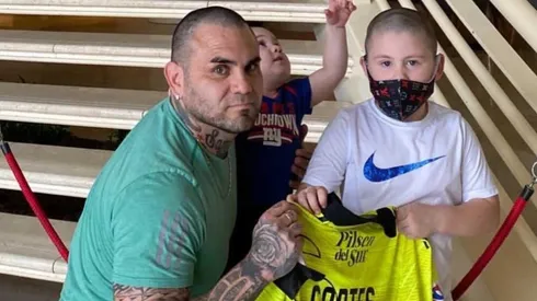 Cristián Bogado y la camiseta de Brayan Cortés