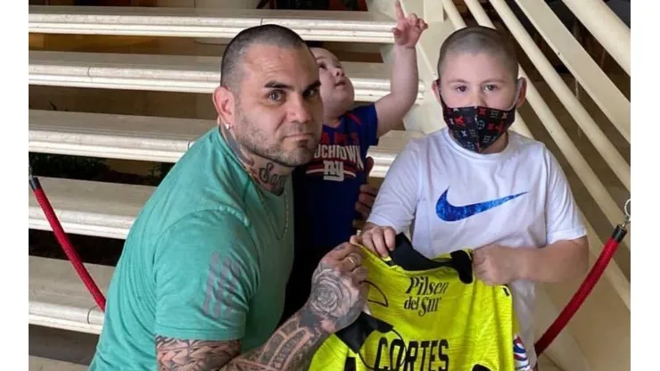 Cristián Bogado y la camiseta de Brayan Cortés