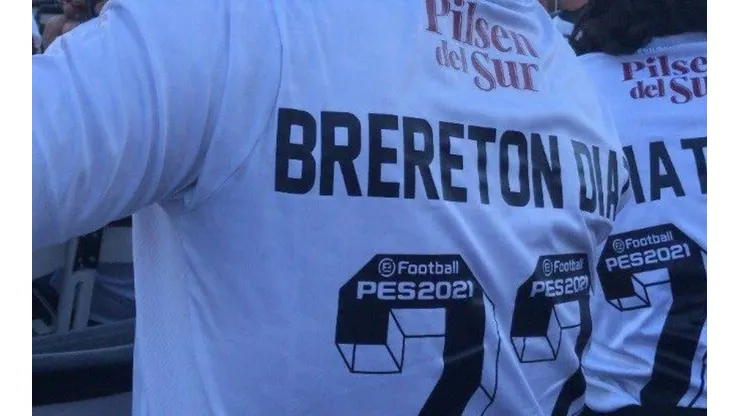 Brereton Díaz y su camiseta del Cacique