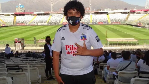 Hincha albo de 14 años se deja crecer el pelo como Maxi Falcón.