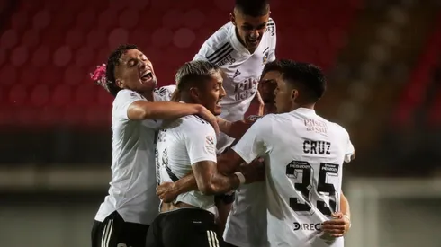 Los juveniles apoyando a sus compañeros.