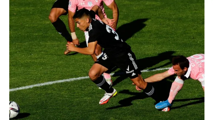 Joan Cruz sin frenos en busca del arco rival | Foto: Captura TNT Sports