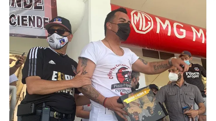 El último ídolo albo se lució repartiendo regalos en la Ruca