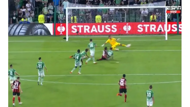 Claudio Bravo la rompe en el Real Betis