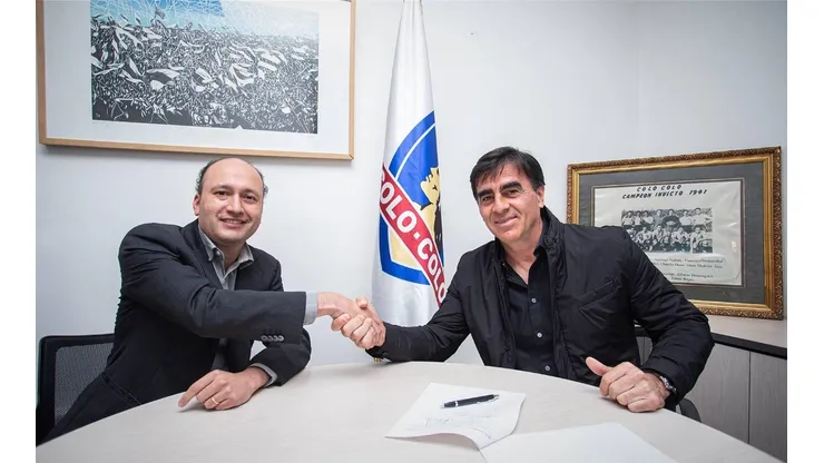 El entrenador firmó su renovación.