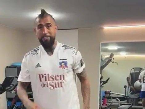 Vidal palpita el clásico vs la UC entrenando con la polera del Cacique
