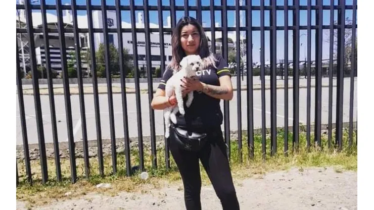 Marlene junto a su mascota, Grettel.