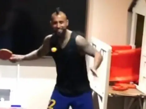 Arturo Vidal se luce jugando tenis de mesa
