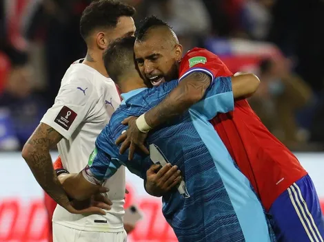 El hermoso abrazo de Vidal y Bravo tras el triunfo de la Roja