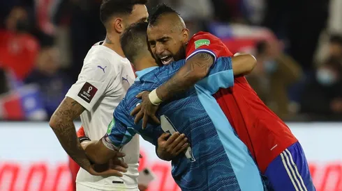 Los dos ex Colo Colo se unieron en un hermoso abrazo tras el triunfo de la Roja.