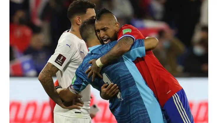 Los dos ex Colo Colo se unieron en un hermoso abrazo tras el triunfo de la Roja.