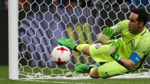 El saludo del Real Betis a Claudio Bravo por su titularidad en La Roja