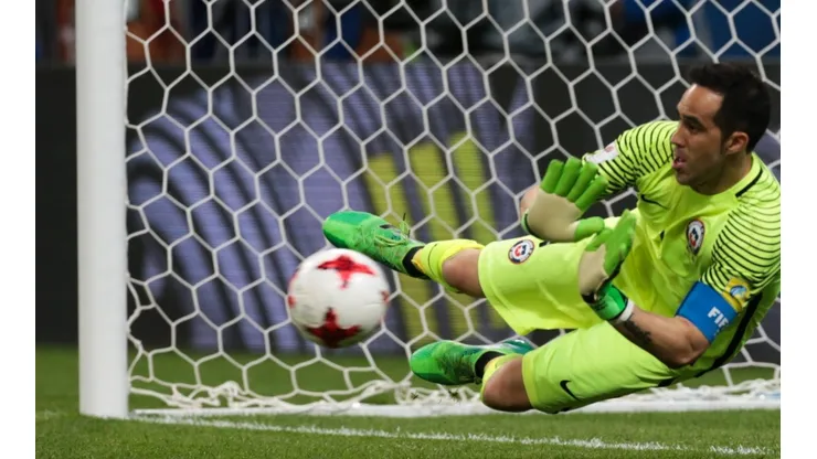 El saludo del Real Betis a Claudio Bravo por su titularidad en La Roja
