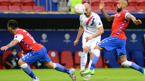 Arturo Vidal dirá presente esta noche ante los paraguayos.