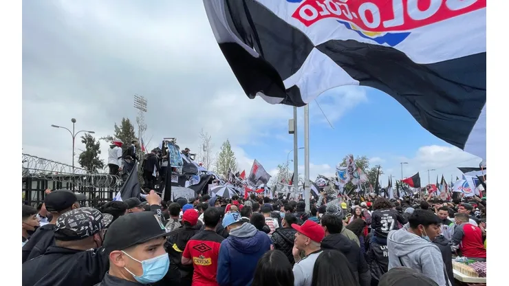 Los hinchas albos brindaron el último apoyo al equipo antes del Superclásico.