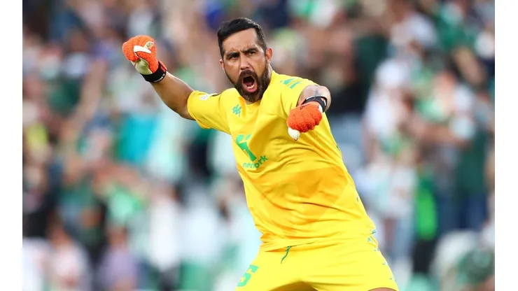 Claudio Bravo celebra en España
