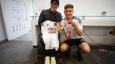 El medallista junto al Colo Gil.