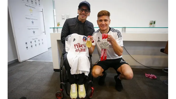 El medallista junto al Colo Gil.