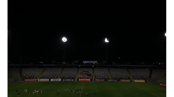 Torres de iluminación del Monumental se puede escribir Colo Colo.