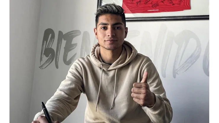 El volante firmó en su nuevo club.