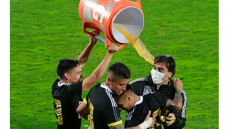 El profe terminó los festejos completamente mojado
