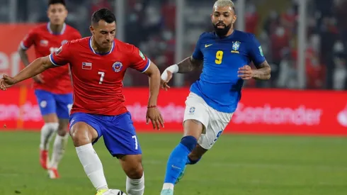 Jugadores de Colo Colo llegan a ver a Morales con Chile en el Monumental.