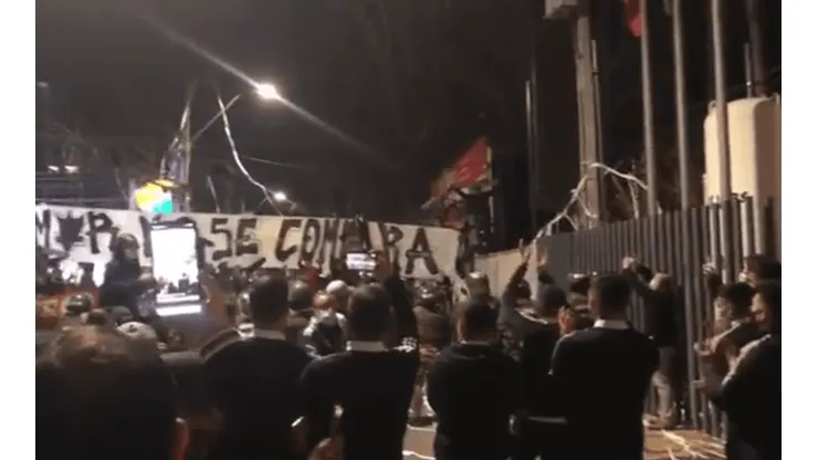 Hinchas del Cacique realizan hotelazo en Curicó previo a la Copa Chile.