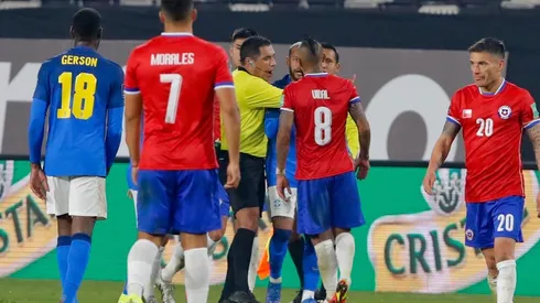 El árbitro Haro y el reclamo de Vidal.