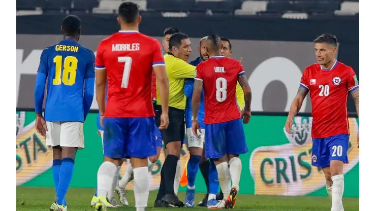 El árbitro Haro y el reclamo de Vidal.