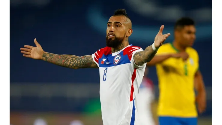 Arturo Vidal encabeza la lista de los jugadores chilenos a una amarilla de la suspensión.