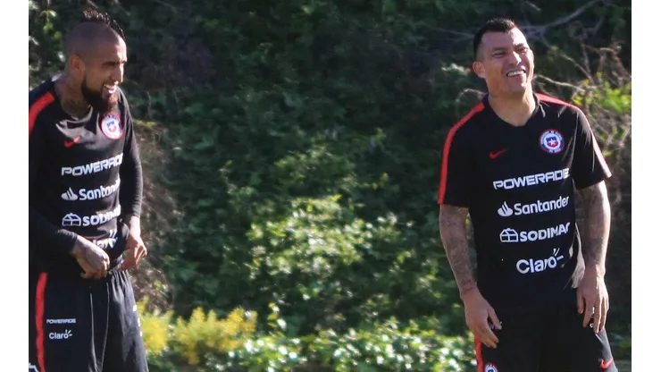 Vidal y Medel, dos que se llevan muy bien en La Roja.