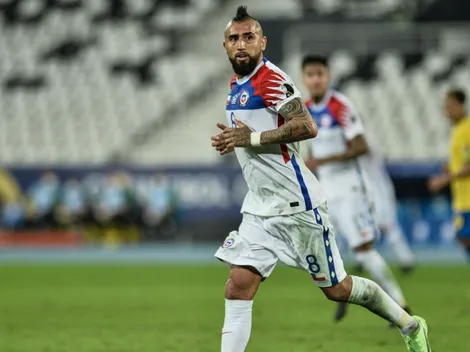 Peruanos critican a la FIFA por foto de Vidal tapando a su país