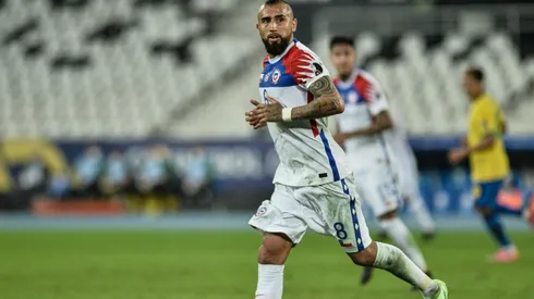 Peruanos critican a la FIFA por foto de Vidal tapando a su país.
