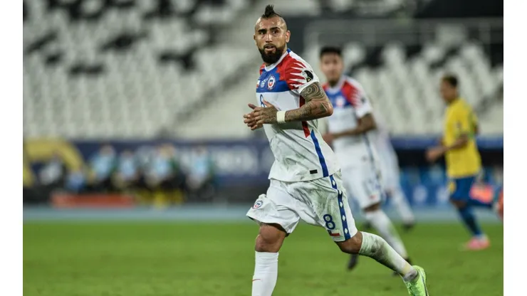Peruanos critican a la FIFA por foto de Vidal tapando a su país.