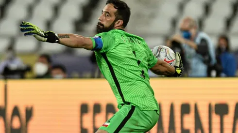 Claudio Bravo aún no sabe si podrá integrarse a la Roja.