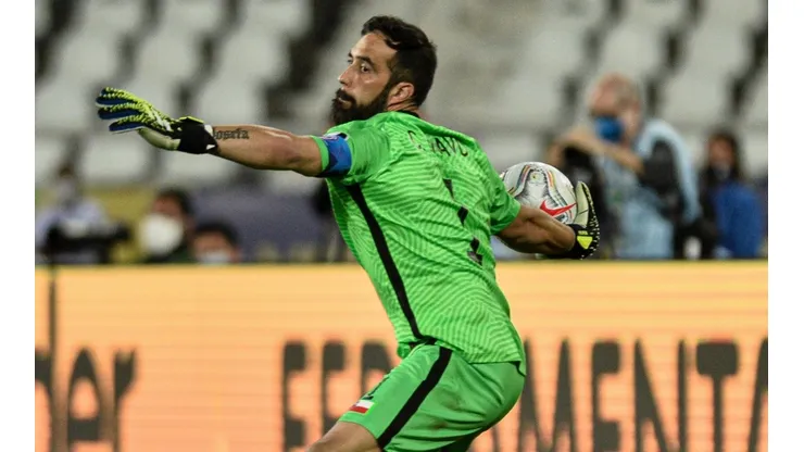 Claudio Bravo aún no sabe si podrá integrarse a la Roja.