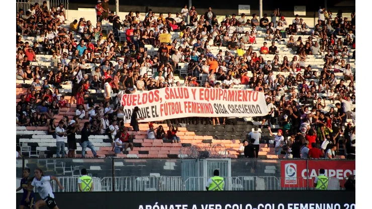 Hinchas vuelven al fútbol femenino