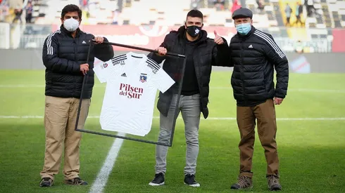 Gonzalo Fierro recibe un reconocimiento del club y la ovación de sus hinchas.