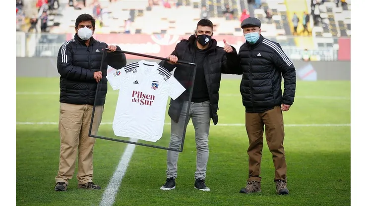 Gonzalo Fierro recibe un reconocimiento del club y la ovación de sus hinchas.