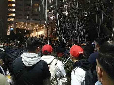 ¡Hotelazo! El último aliento de los hinchas a los jugadores de Colo Colo