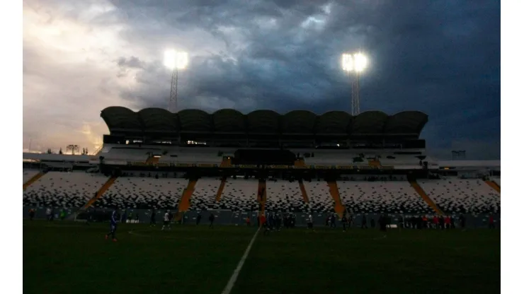Se vienen fuertes lluvias en la capital que la cancha del Monumental debe aguantar.