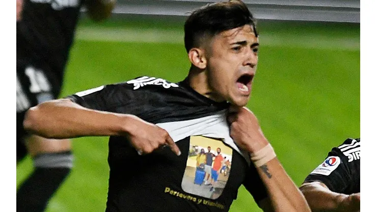 Solari lleva a sus padres debajo de la camiseta de Colo Colo.