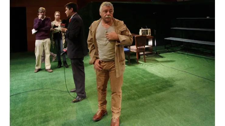 Carlos Caszely sale airoso de su operación