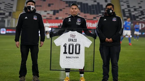 Óscar Opazo siendo reconocido en el estadio Monumental.