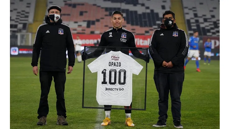 Óscar Opazo siendo reconocido en el estadio Monumental.