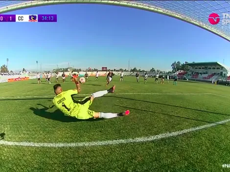 ¡Tapadón! Cortés salva a Colo Colo atajando un penal a Jiménez