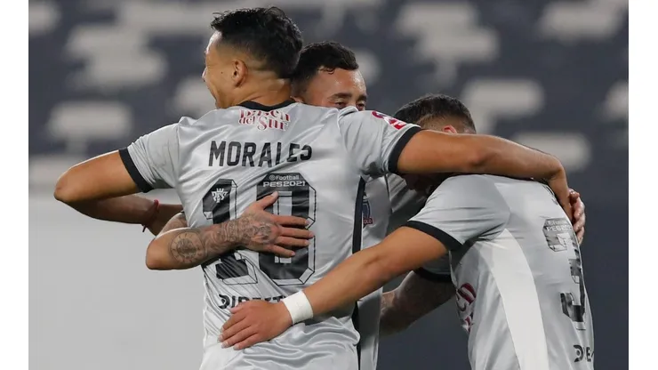 Colo Colo nuevamente con el plateado Adidas