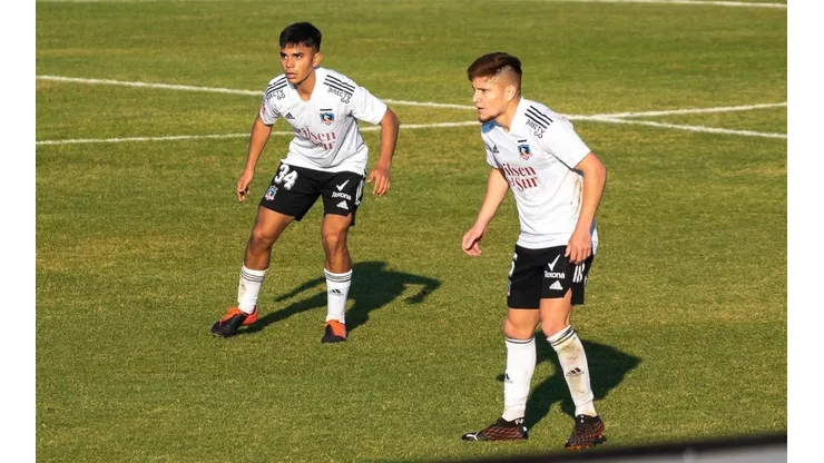 Leo Gil y Vicente Pizarro en el mediocampo